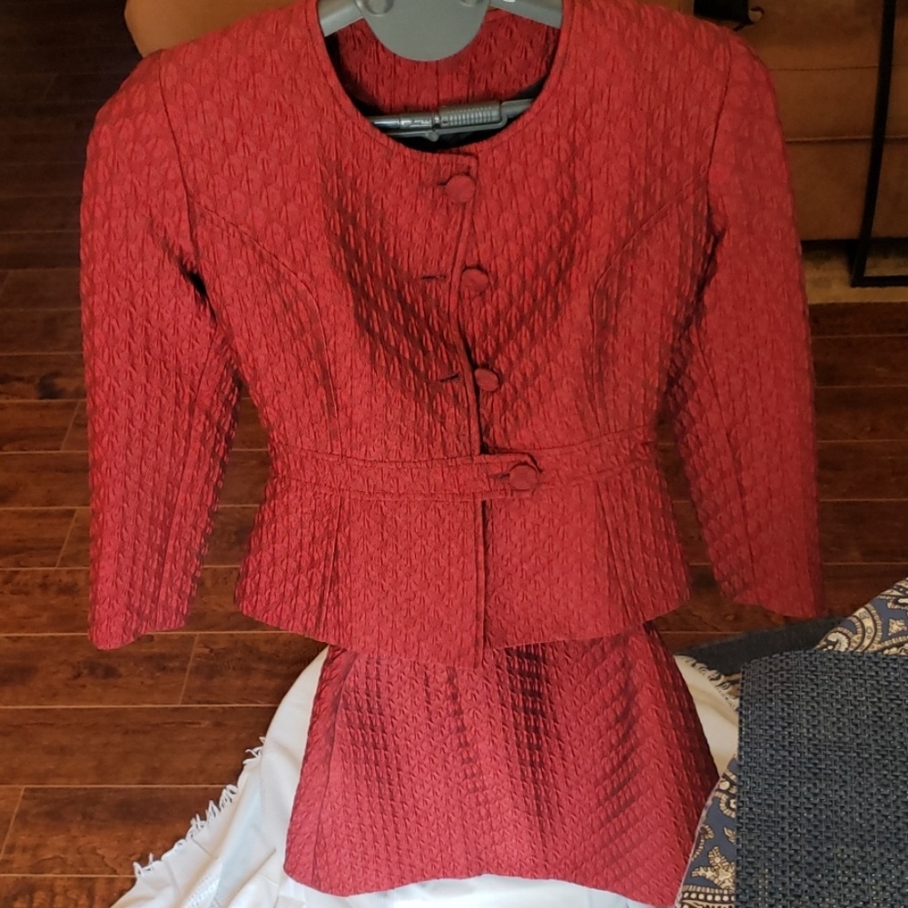 Skirt suit
